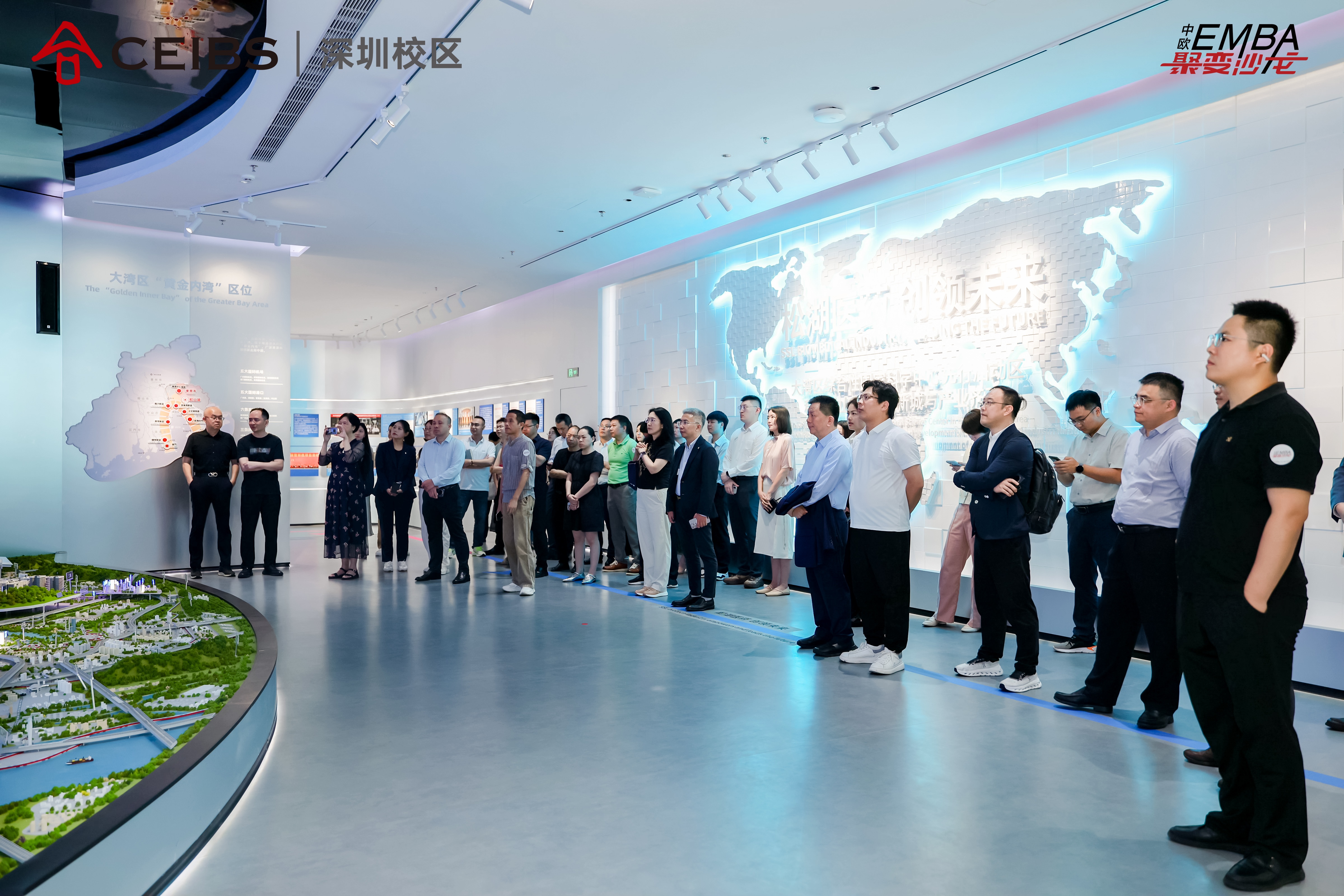 图为展厅参观