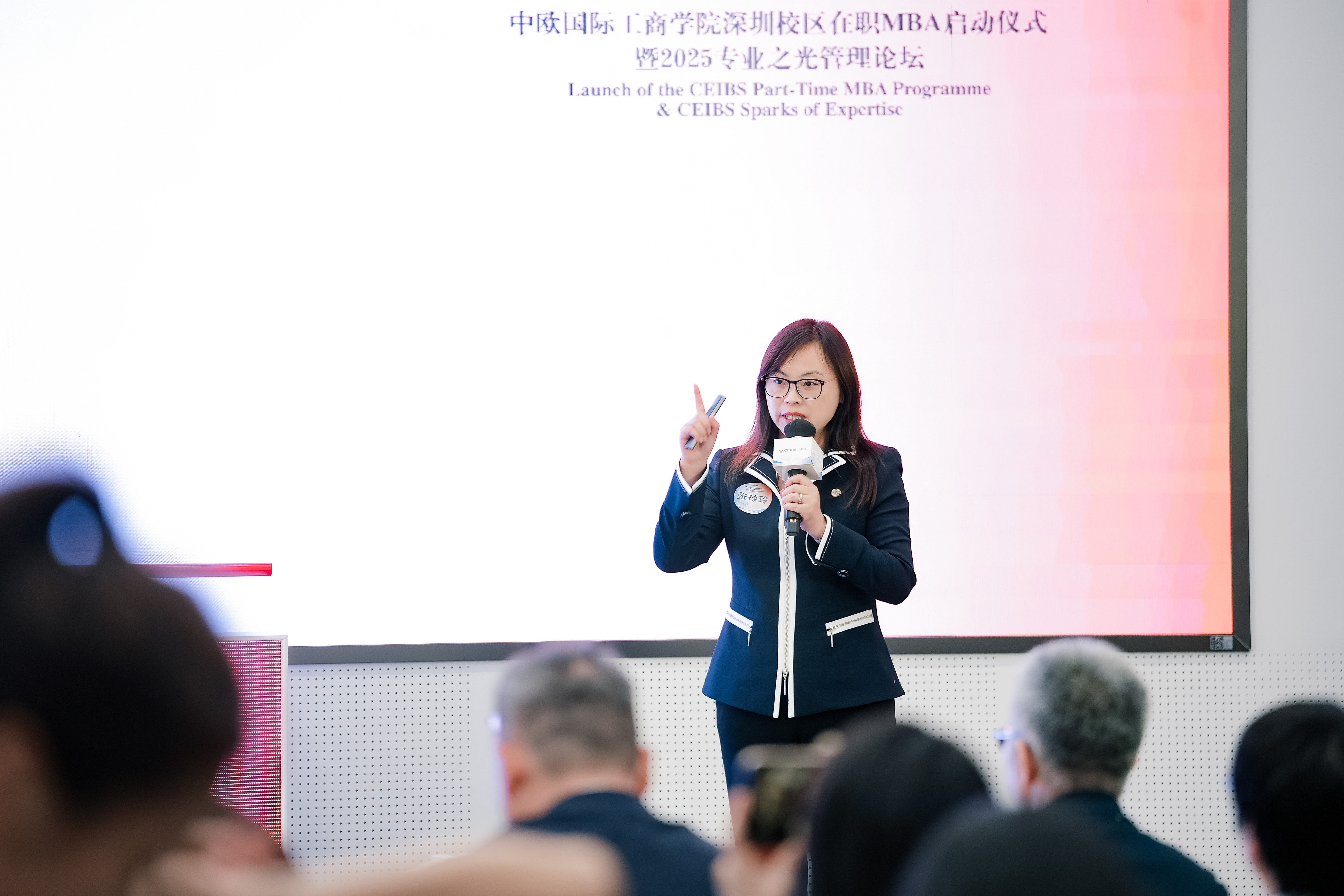 张玲玲教授介绍课程