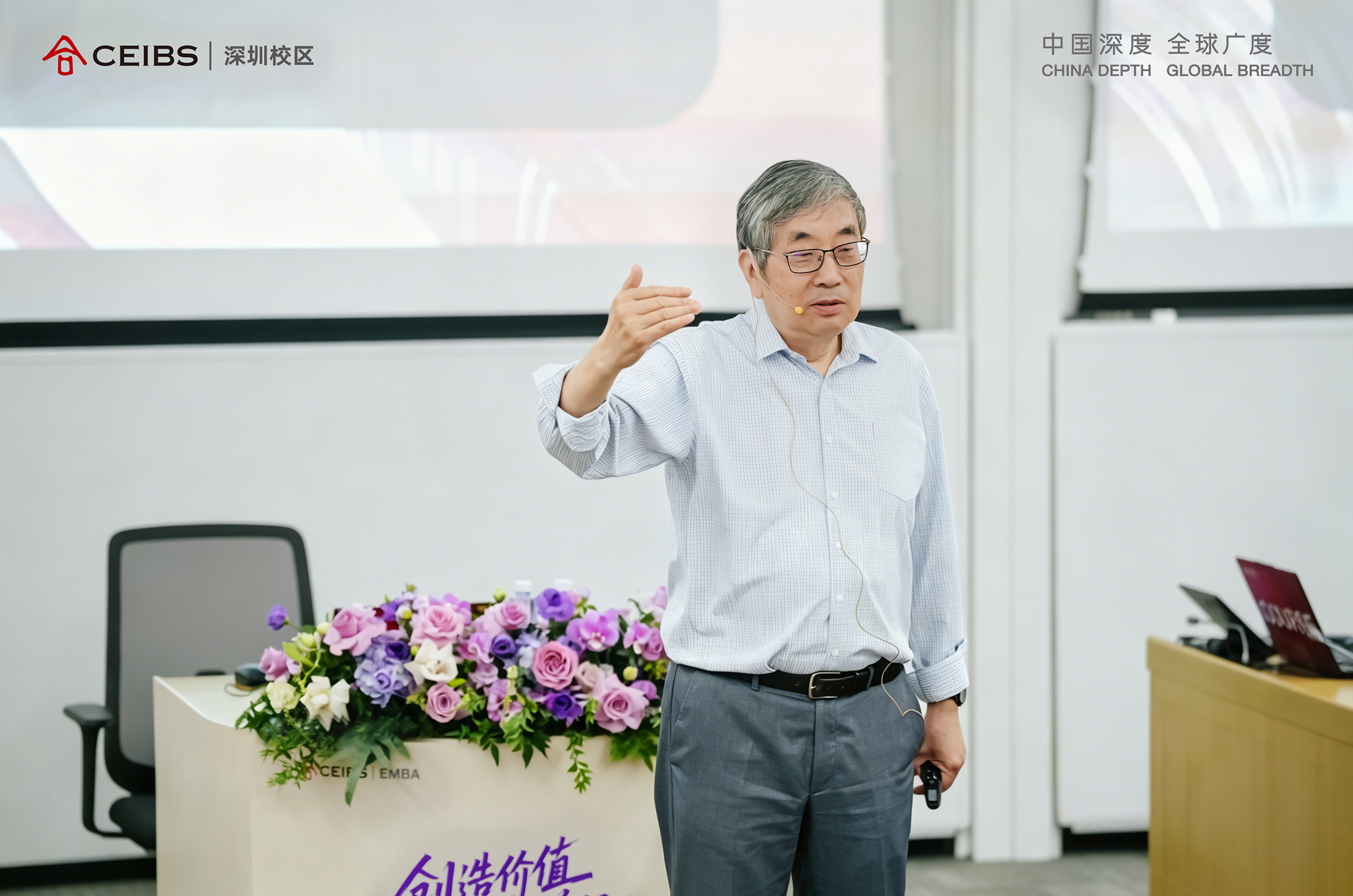 图为教授分享