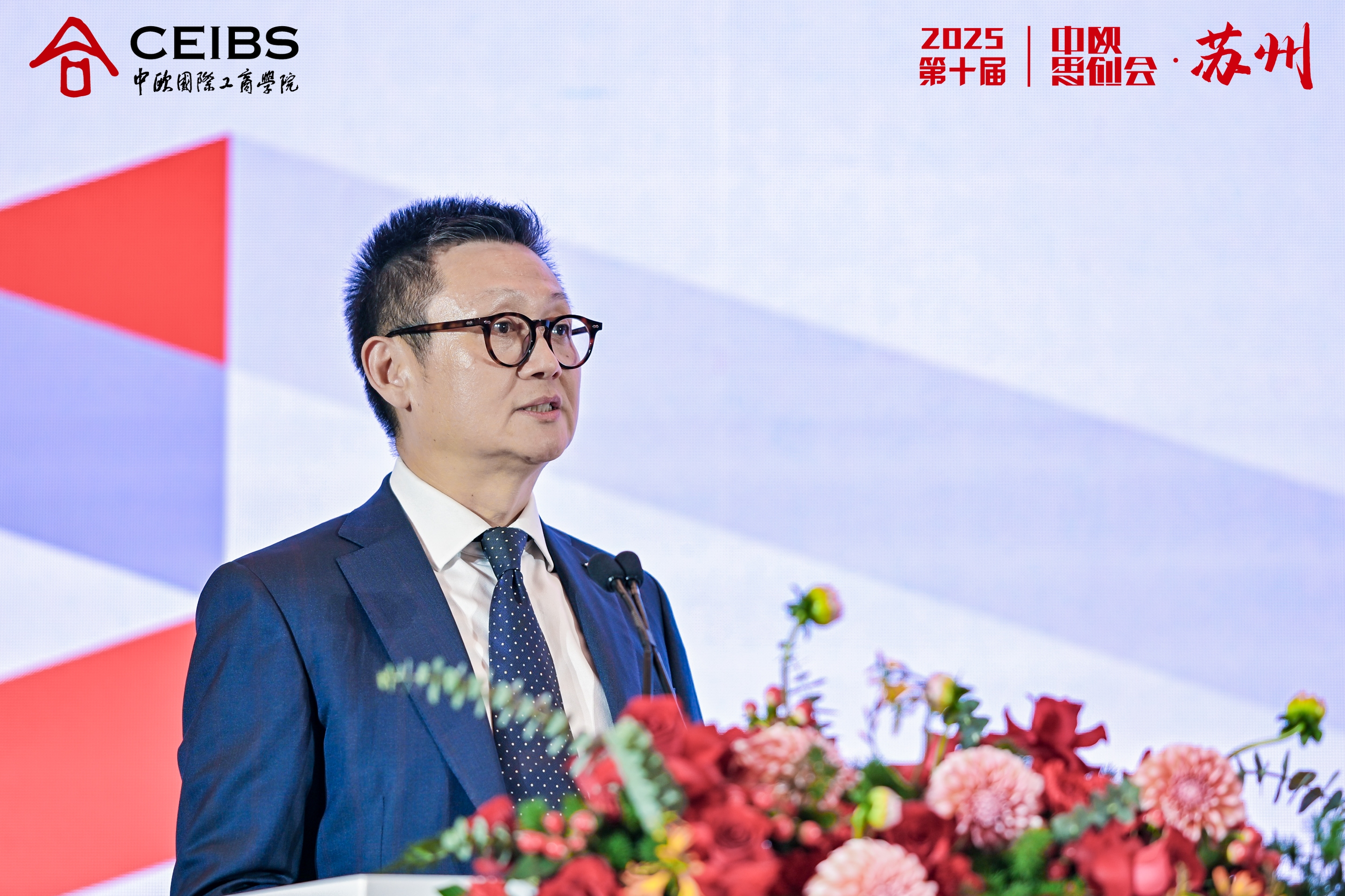 中欧校友会苏州分会会长、苏州市新时代工商管理企业家联合会会长、苏州金螳螂企业(集团)有限公司董事长倪林（EMBA2004）