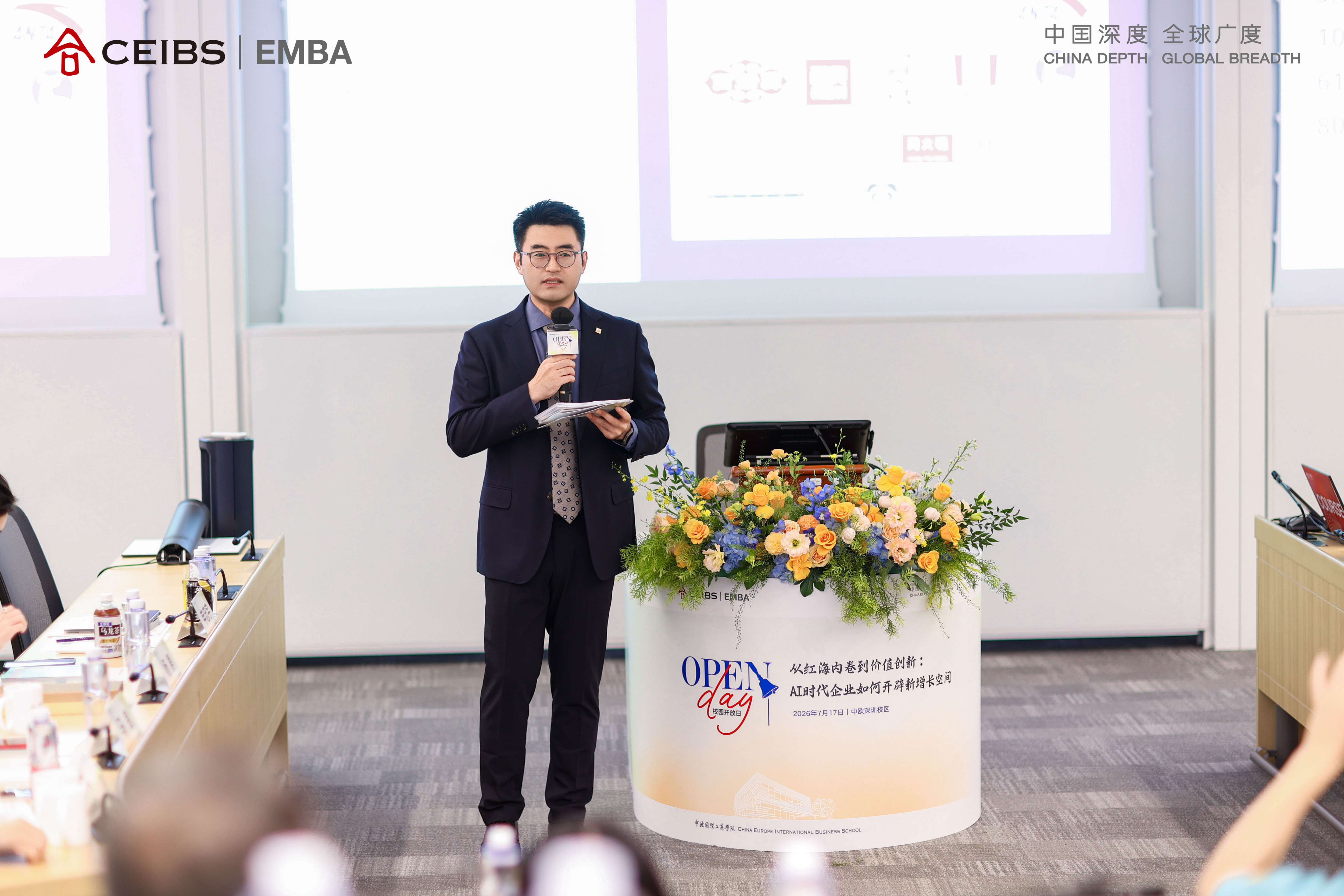 图为招生老师进行课程宣讲