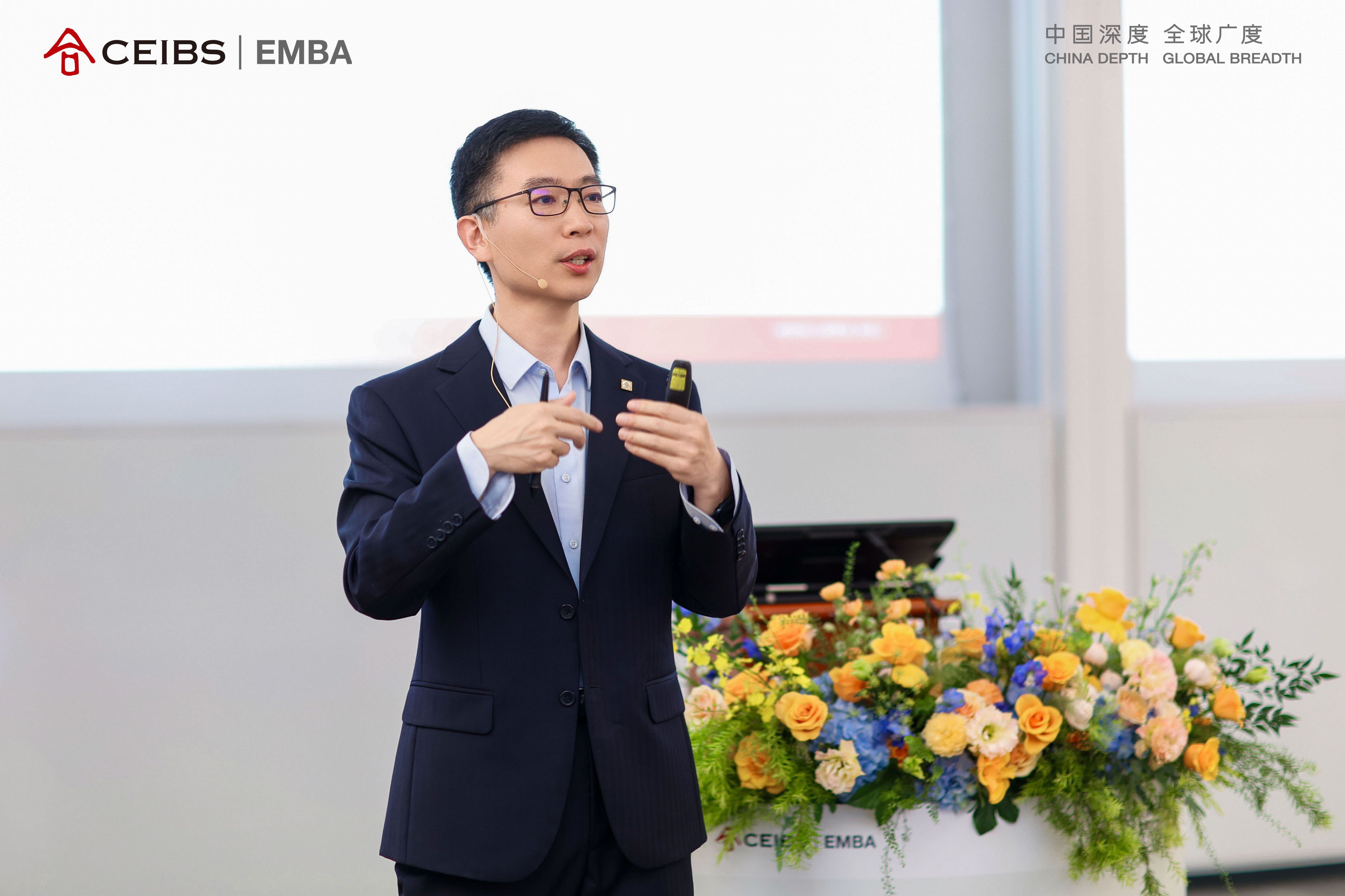 图为李强教授进行主题分享