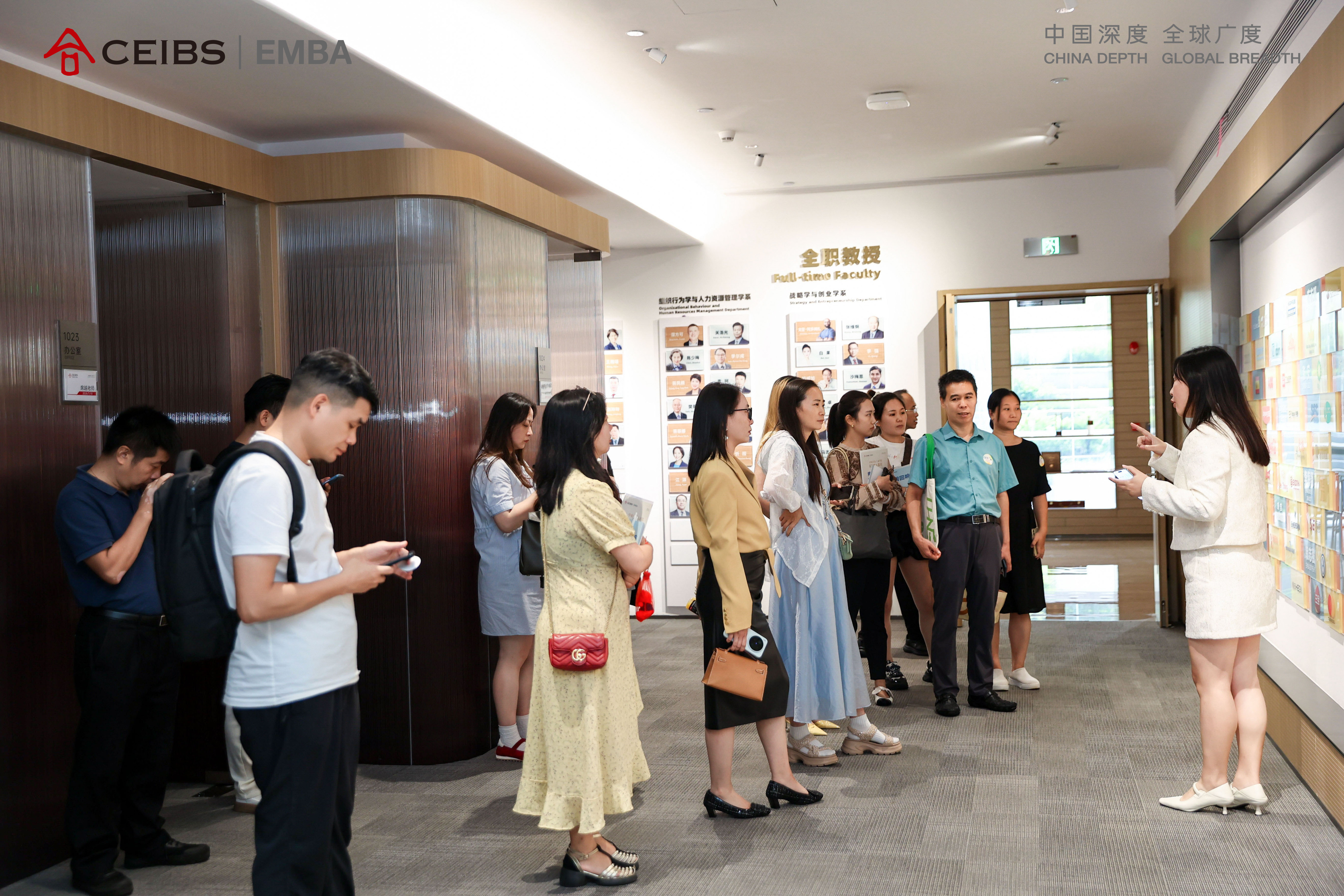 图为校园参观环节