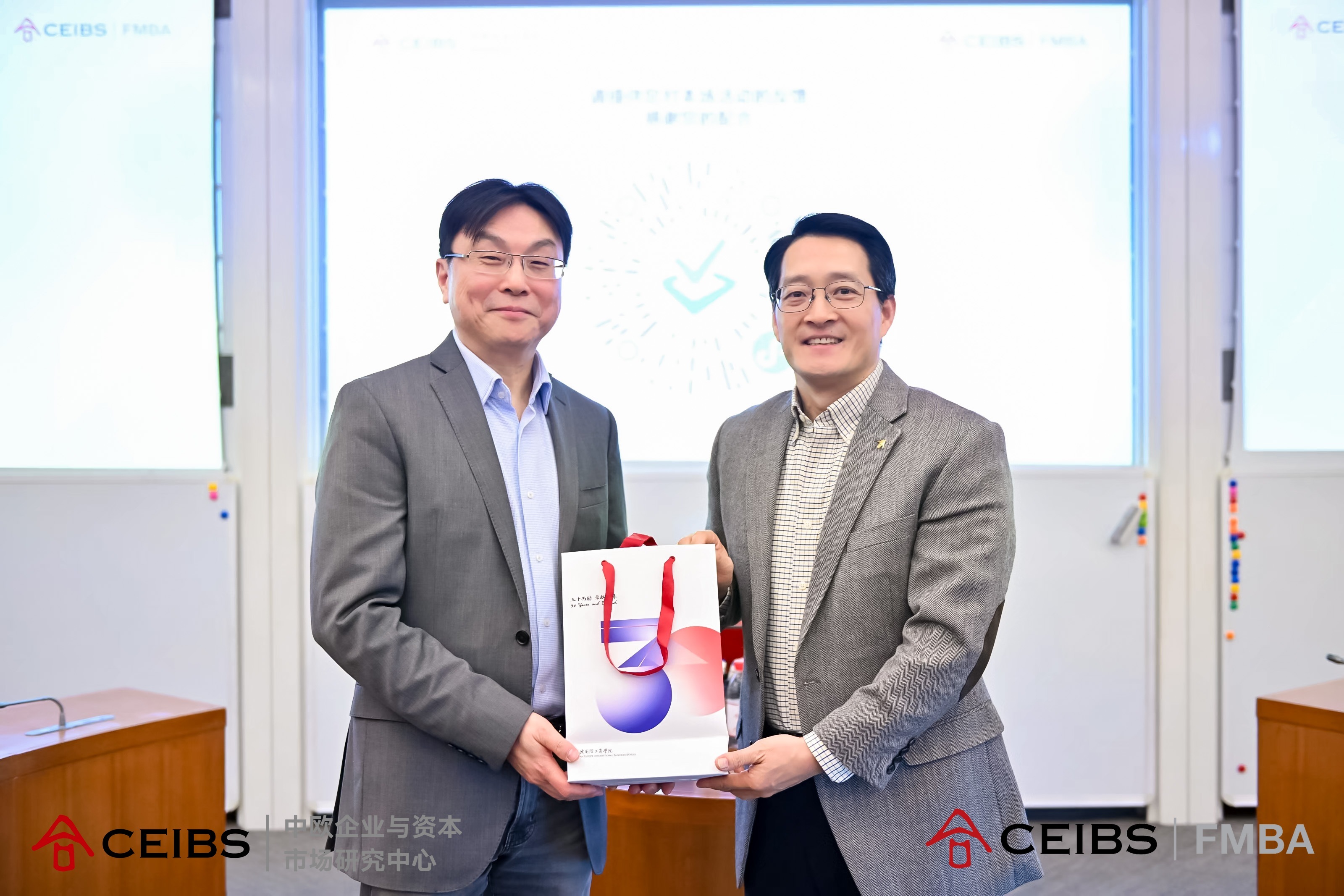曹亮校友(左)与黄生教授(右)合影